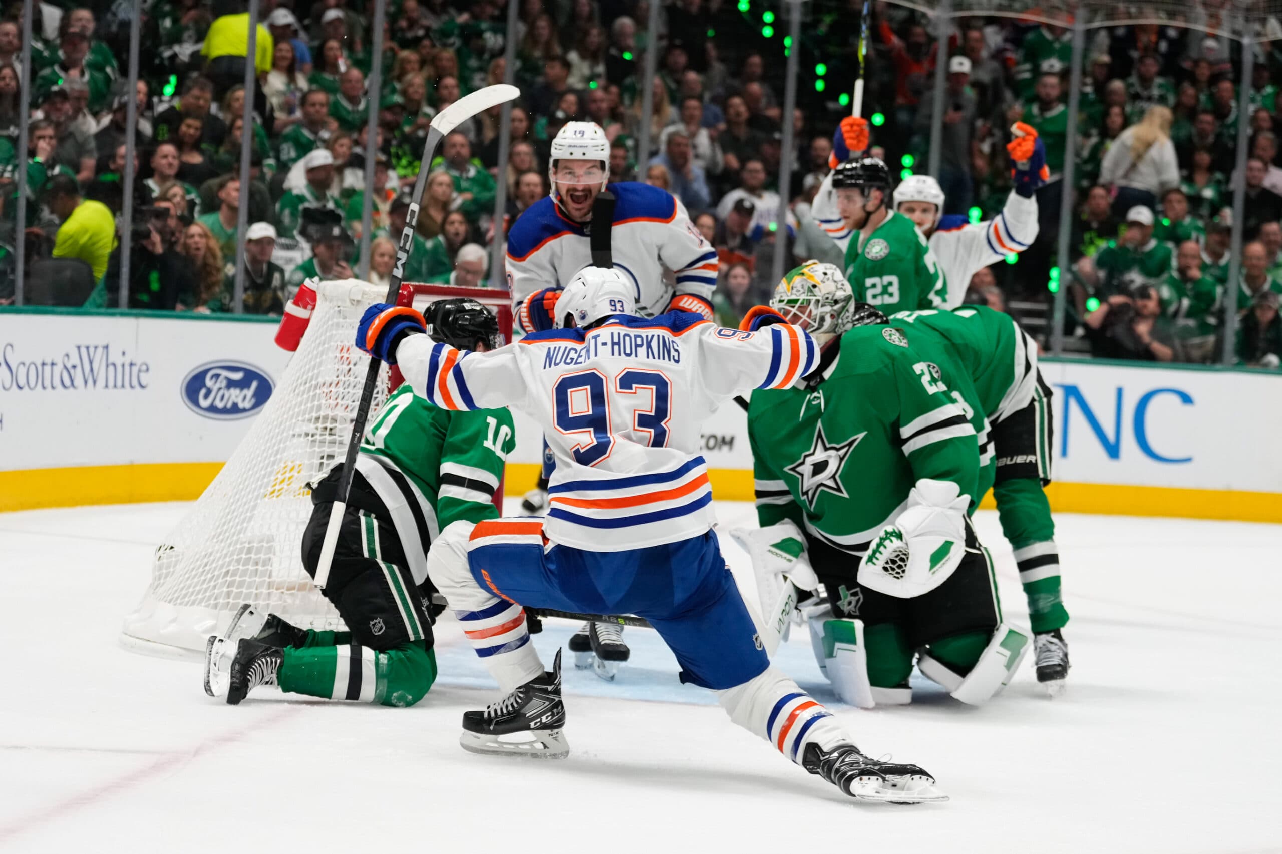 Edmonton Oilers Ryan Nugent-Hopkins scores goal vs Dallas Stars