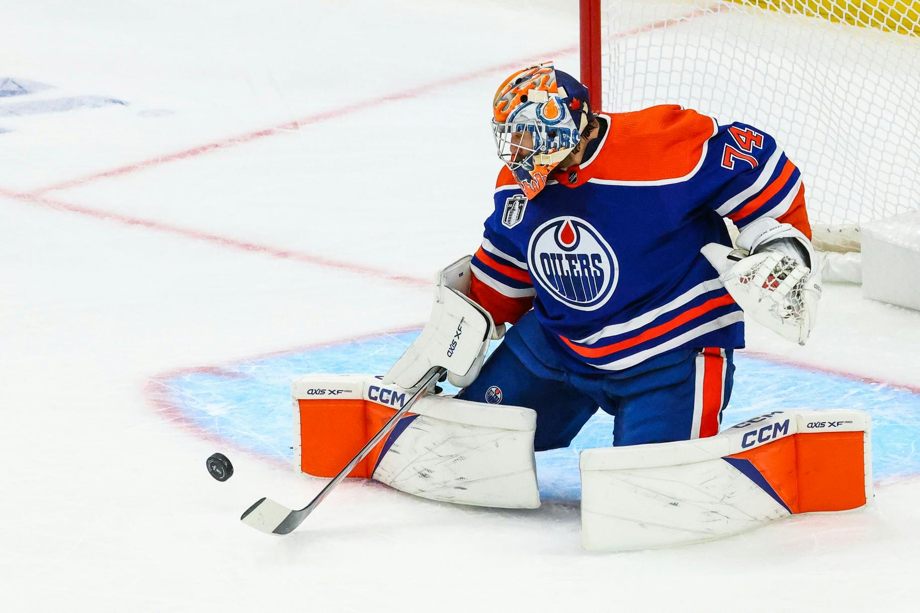 Edmonton Oilers goalie Stuart Skinner